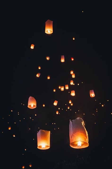 Lanterns Floating, Lantern Aesthetic, Arte Yoga, Floating Lanterns, Sky Lanterns, Night Sky Wallpaper, Lantern Festival, Chiang Mai, Sky Aesthetic