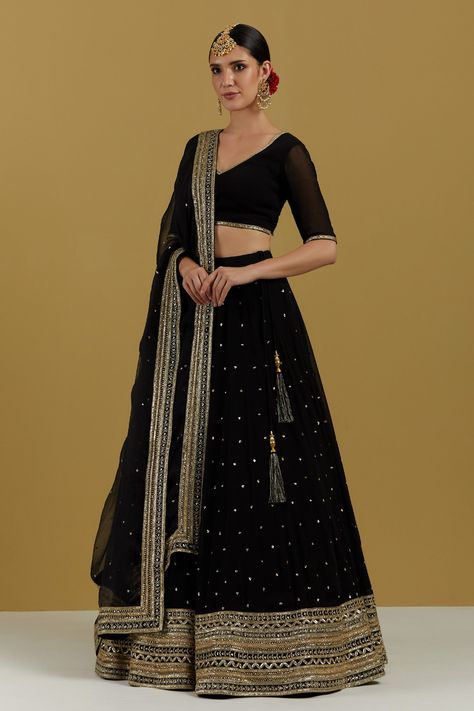 Lehenga Blouse Designs Latest, Lehenga Black, Classy Black Outfits, Tato Setengah Lengan, Black Blouse Designs, Lehenga For Women, Black Velvet Blouse, Sari Lehenga, Hair Style On Saree