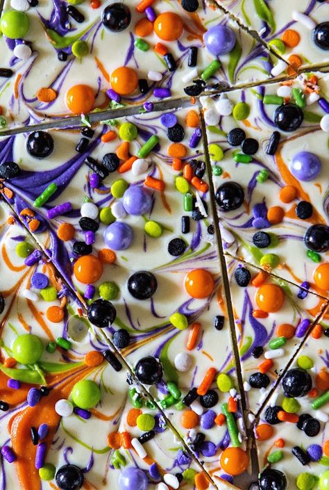 Halloween Candy Bark Easy Halloween Party Treats, Sweet Halloween Treats, Halloween Bark Recipes, Cake 2022, Halloween Candy Bark, Halloween Food Snacks, Halloween Bark, Christmas Bark, Easy Halloween Snacks