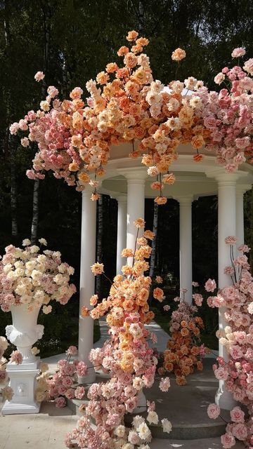 Classic Wedding Ceremony, Pantone 2024, Wildflower Wedding Theme, Live Flowers, Wedding Centerpieces Mason Jars, Wedding Backdrop Design, Flower Installation, Sunset Wedding, Garden Party Wedding