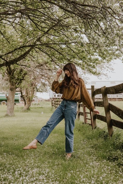 Everlane The Way High vintage inspired denim jeans with Doen Blouse on style blogger on farm. #summerstyle Farm Fashion Photography, Farm Trip Outfit, Farm Outfit Aesthetic Summer, Cottage Core Jeans Outfit, Megancore Outfits, Farm Style Clothing, Farm Wife Outfit, Farm Style Outfits, Farm Girl Aesthetic Outfits