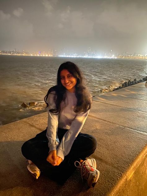 Marine Drive Photography, Marine Drive Mumbai Photo Poses, Mumbai Trip Outfit, Marine Drive Photo Poses, Marine Drive Mumbai Photography, Mumbai Photoshoot, Western Poses, Mumbai Trip, Drive Photography