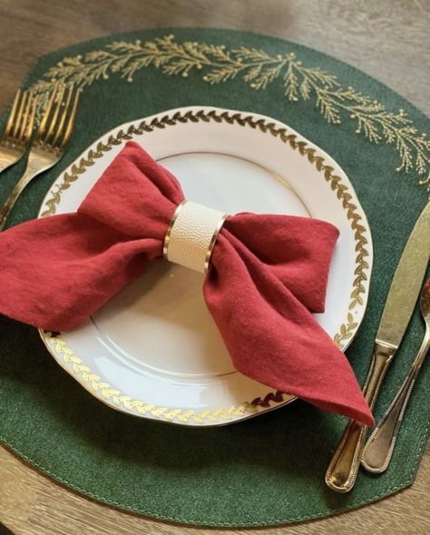 How To Set A Table With Cloth Napkins, Cloth Napkin Folding Ideas With Silverware, Easy Napkin Folding With Rings, Napkin In Napkin Ring, Serviette Folding Ideas Christmas, Folding Serviettes Paper Table Settings, Napkin And Silverware Folding Ideas, How To Roll Napkins With Rings, Napkins In Rings How To Fold