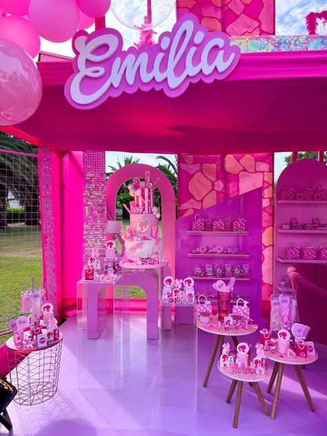 Emilia Dreamhouse | CatchMyParty.com Barbie Candy Table, Barbie Birthday Party Ideas Decoration, Babysitting Aesthetic, Barbie Birthday Party Ideas, Birthday Setup, Barbie Bday, Barbie Malibu, Barbie Party Decorations, Birthday Barbie