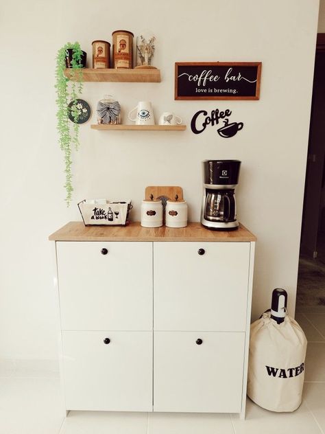 [Promotion] 26 Most Pinned Coffee Bar Ideas Station Small Corner Insights To Copy 2022 #coffeebarideasstationsmallcorner Kitchen With Coffee Corner, Coffee Corner Small Kitchen, Cute Coffee Corner Ideas, Coffee Corner Decor Ideas, Small Coffee Corner Ideas, Coffee Station Ideas Small, Coffee Corner In Living Room, Coffee Corner In Kitchen, Simple Coffee Corner