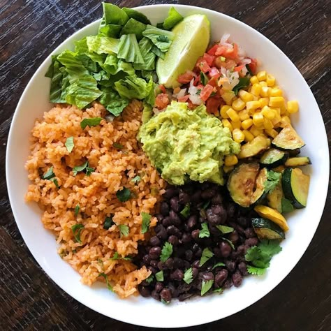 Vegan Food Asthetic Picture, Healthy Colorful Meals, Vegaterian Lunch Meals, Burrito Bowl Aesthetic, Mexican Bowl Recipe, Mexican Rice Bowl, Veggie Burrito Bowl, Burrito Bowls Recipe, Veggie Burrito