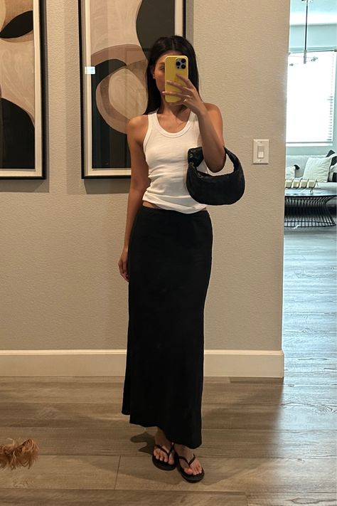 Summer Fashionable Outfits, Summer Pieces Outfits, Long Black Linen Skirt Outfit, Linen Skirt Aesthetic, Black Havaianas Outfit, Effortless Fashion Style, Colored Skirt Outfits, Fits Inspo Trendy, Summer Outfit Black Skirt