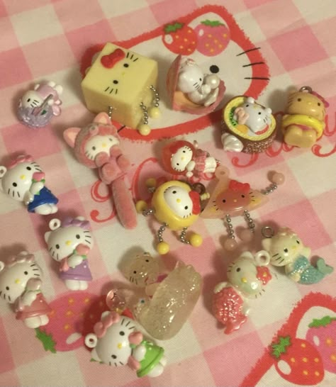 Cute Trinkets Aesthetic, Hello Kitty Figurines, Cute Collectibles, Hello Kitty Gotochi, Cute Trinkets, 헬로키티 배경화면, Sanrio Stuff, Charmmy Kitty, Hello Kit