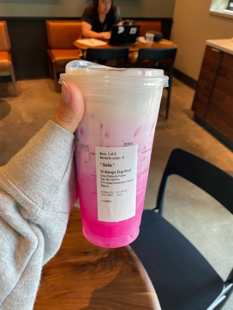 Purple Starbucks Drink, Cute Starbucks Drinks, Pretty Starbucks Drinks, Mango Dragonfruit Refresher, Dragonfruit Refresher, Starbucks Drinks To Try, Starbies Drinks, Starbucks Drink Menu, Film Instagram