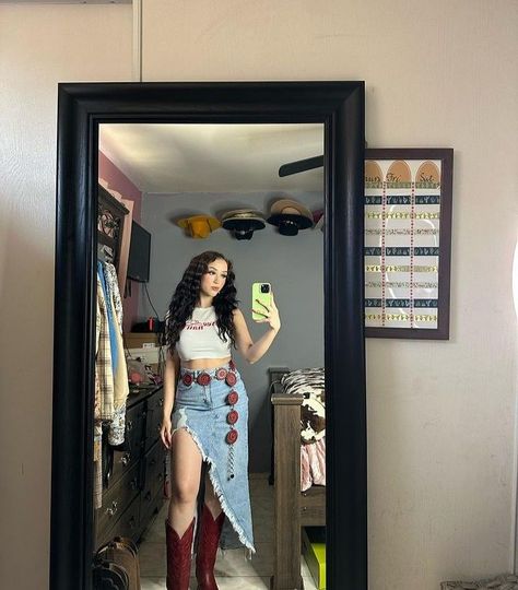 Vaquero Skirt Outfit, Simple Vaquera Outfits, Denim Skirt Western Outfit, Mexico Outfits Rancho, Cow Girl Outfits, Mexican Outfits For Women, Ootd Vaquero, Fashion Outfits Simple, Outfit Vaquero