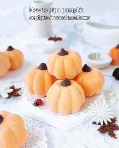 Phay Shing on Instagram: "HOW TO CREATE PUMPKIN MARSHMALLOWS WITHOUT MOLD You don't need to buy pumpkin shaped molds just to create pumpkin shaped desserts! This piping technique I share is not only suitable for zephyrs (zefirs), which are agar-based marshmallows made with lots of fruit/veggie puree. You can also use this technique for making: 🔸Regular gelatin-based marshmallows (whip till super stiff) 🔸Meringue cookies 🔸Buttercream cake/cupcake decorations 🔸Piped ganache 🔸Royal icing decor Pumpkin Shaped Meringues, Piping Marshmallow Recipe, Fall Marshmallows, Piping Marshmallow, Piped Marshmallows, Meringue Shapes, Diy Marshmallows, Marshmallow Shapes, Pumpkin Meringue