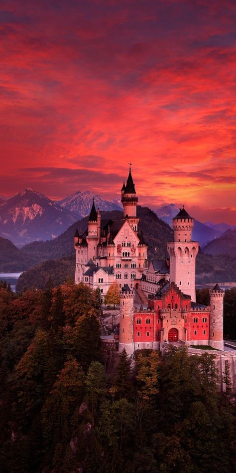 Castle Neuschwanstein, Castle Germany, Castles To Visit, Darkest Night, Germany Castles, Neuschwanstein Castle, Chateau France, Beautiful Castles, A Castle