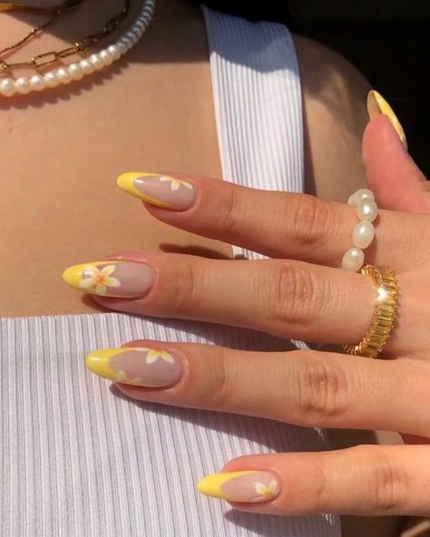 JASMIN on Instagram: "1 or 2? drop a 💛 or 🩷!   created both of these last year for @zalando_beauty using regular nail polish ✨  ad • paid to create • no obligation to post   #nails #nailart #naildesign #summernails #nailinspo #nailinspiration #flowernails #frenchtips #nailtutorial #nailpolish #nagellack #nägel #nailvideos #nailsofinstagram #nailsofig #nailsofinsta #nailsoftheday #nailsonpoint #nailstagram frangipani nails inspo summer cute french tips flowers nail polish art design tutorial sommenägel Nagellack Nägel tropical vacay vacation holiday" Vacation Nails Flower, Simple Tropical Nails, Frangipani Nails, French Tips Flowers, Classy Vacation Nails, Tropical Acrylic Nails, Hawaii Nails Ideas, Summer Vacay Nails, Cute French Tips