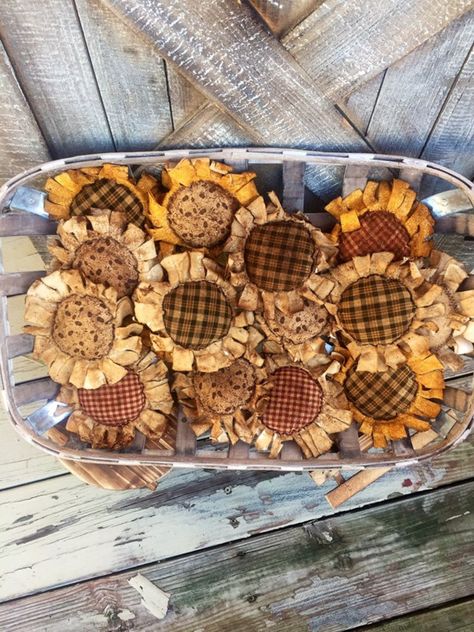 Primitive Sunflowers, Fall Sewing Projects, Sunflower Crafts, Fall Sewing, Primitive Fall, Fall Halloween Crafts, Autumn Crafts, Fall Crafts Diy, Primitive Crafts