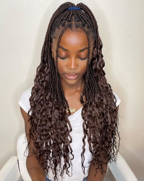 Knotless Braids with Undone Ends Knot Less Box Braids With Curly Ends, Box Braids With Ends Out, Boxbraids Curly Ends Small, Curly Medium Box Braids, Braids With The Ends Out, Knotless With Human Hair Ends, Black Braids Hairstyles With Curls, How To Style Braids With Curls At The End, Colour 30 Knotless Braids With Curls