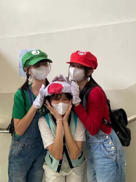 Toad Inspired Outfits Mario, Luigi Outfit Ideas, Mario Trio Costume, Toad Outfit Mario, Mario Themed Outfits, Cosplay Trio Ideas, Mario Outfit Ideas, Trio Cosplay Ideas, Luigi Outfit