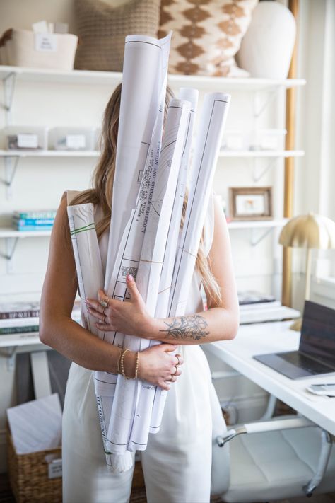 Office Shoot, Buisness Outfits, Photography Pillow, Interior Design Office, Brand Photography Inspiration, Studio Portrait Photography, Studio Photography Poses, Branding Photoshoot Inspiration, Office Photo