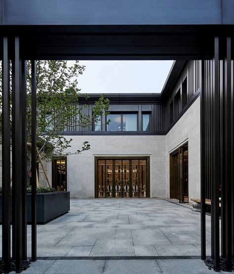 Beijing house that embodies modern taste and traditional spirits Siheyuan Modern, Chinese Modern Architecture, House Design Traditional, Chinese Modern House, Zhoushan, Exterior House Design, China House, Chinese Courtyard, Asian House