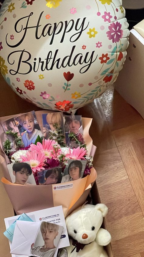 Photocard Bouquet, Cute Bff Quotes, Birthday Goals, K Crafts, Kpop Photocard, Pretty Crafts, Kpop Diy, Bts Birthdays, Gift Inspo