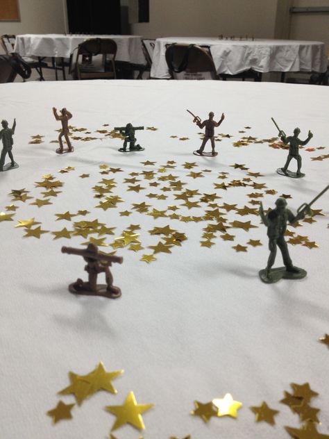 Party on a budget Army themed going away party. Center pieces with gold star confetti and Soldier toys. Usmc Party, Army Retirement Party, Army Party Decorations, Boot Camp Party, Military Retirement Party, Deployment Party, Military Retirement Parties, Soldier Toys, Army Birthday Parties