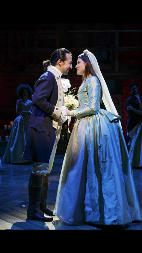 Hamilton. Alexander and Eliza wedding looking cute 😉😉👏🏼👏🏼💖 Alexander And Eliza, Hamilton Cosplay, Hamilton Eliza, Hamilton Costume, Pippa Soo, Eliza Schuyler, Hamilton Wallpaper, Broadway Costumes, Hamilton Lin Manuel Miranda