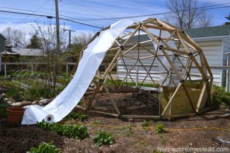 How to Build a Geodesic Dome Greenhouse Version 2 - Northern Homestead Diy Dome House, Geodome Greenhouse, Geodesic Dome Greenhouse, Cheap Greenhouse, Dome Greenhouse, Geodesic Dome Homes, Greenhouse Design, Portable Greenhouse, Greenhouse Ideas