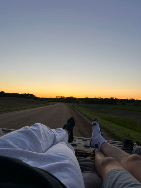 Morning Date Aesthetic, Southern Date Ideas, Cute Date Ideas Outdoors, Sunset Truck Bed Date, Simple Date Aesthetic, Sunset Date Ideas, Summer Dating Aesthetic, Truck Bed Date Under The Stars, Summer Date Ideas For Couples