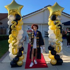 Decoration For Graduation Party Ideas, Grad Balloons Decoration, Balloon Decoration For Graduation, Graduation Decor Balloons, Graduation Outdoor Decorations, Prom Balloon Columns, Grad Balloon Columns, Balloon Graduation Backdrop, Grad Balloon Ideas