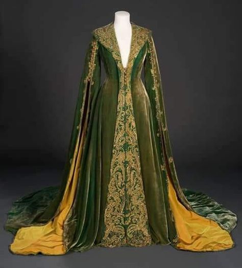 Scarlett in Gone With The Wind Gone With The Wind Dresses, Motif Soutache, Velvet Dressing Gown, Gaun Abad Pertengahan, Period Dress, Vivien Leigh, Green Velvet Dress, Fantasy Dresses, Fantasy Gowns