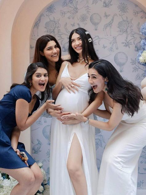 Indian Gender Reveal Ideas, Baby Shower Looks For Mom Indian, Maternity Photography Indian, Baby Shower Photography Poses, Friend Pregnancy Photos, Gender Reveal Photoshoot, Reveal Photoshoot, Gender Reveal Pictures, Baby Shower Photoshoot