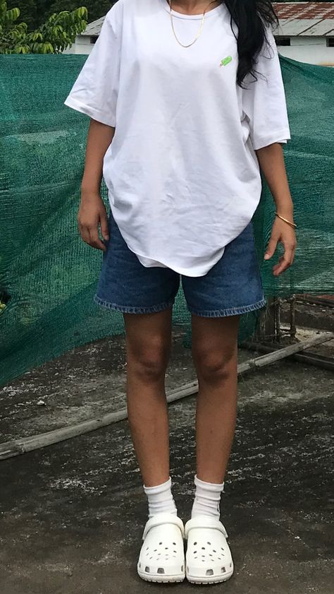 Baggy White Shirt, Oversized Tshirt Outfit Casual, Vietnam Outfits, Keshi Concert, Big T Shirt Outfits, Tomboy Shorts, Recreating Outfits, Casual Shorts Outfit, Womens Denim Overalls