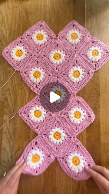 Crochet Bag From Granny Square, Daisy Granny Square Projects, Stuff To Do With Granny Squares, Granys Square Bag, Simple Crochet Granny Square Pattern Free, Granny Squares Bag Pattern, 10 Granny Square Bag, Crochet Daisy Granny Square Bag, Granny Square Tote Bag Layout