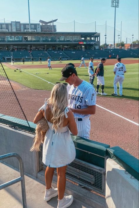 Mlb Girlfriend, Baseball Bf And Gf Pics, Baseball Girlfriend Aesthetic, Baseball Wife Aesthetic, Mlb Wife Aesthetic, Baseball Wives, Baseball Gf, Mlb Wife, Gf And Bf