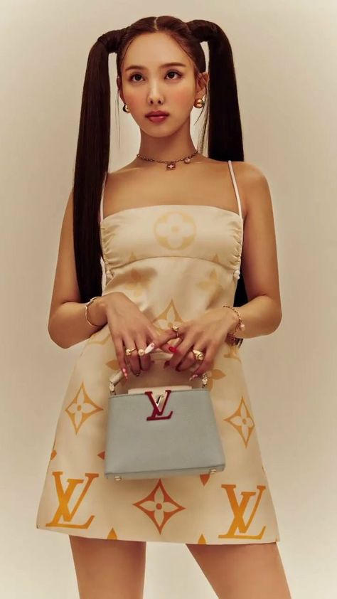 Louis Vuitton Outfit, W Korea, Im Nayeon, Nayeon Twice, The Way Home, Lv Bag, Louis Vuitton Twist Bag, Car Window, Baby Love