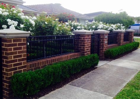 Front Yard Chain Link Fence Ideas, Diy Privacy Fence, Privacy Fence Designs, Brick Fence, Front Fence, Lattice Fence, Diy Fence, Front Yard Fence, Cedar Fence