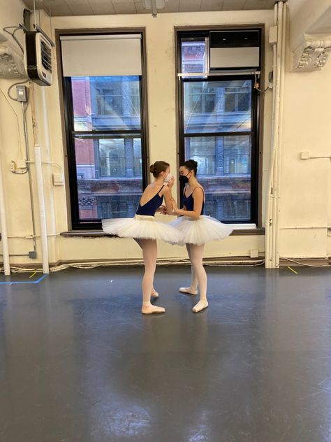 Dancing Friends, Dance Outfits Ballet, Dancer Lifestyle, Ballet Pointe, Ballet Pointe Shoes, Ballerina Dance, Ballet Pictures, Tutu Ballet, Ballet Beauty