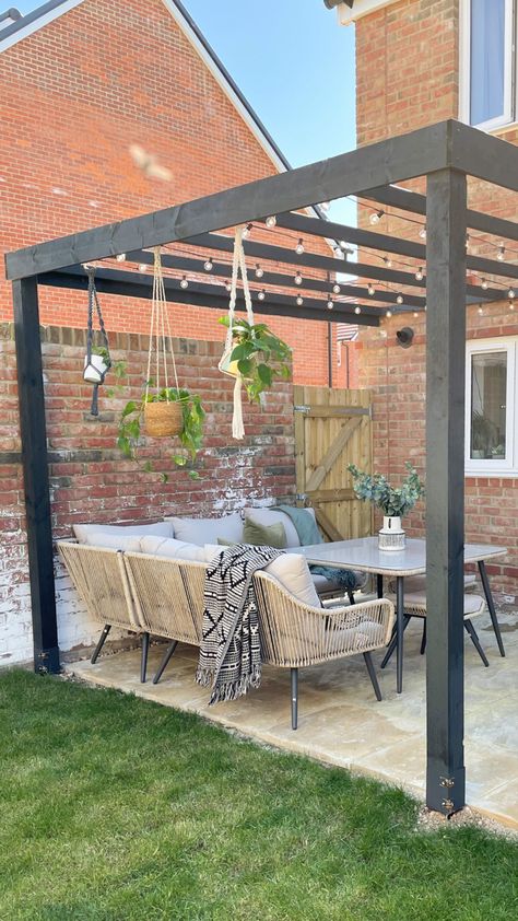 Pergola Near House, Slatted Pergola Ideas, Make Your Own Pergola, Wooden Patio Pergola, Diy Modern Pergola Freestanding, Outdoor Seating Pergola, Building A Pergola On A Patio, Diy Wood Canopy Outdoor, Garden Patio Pergola