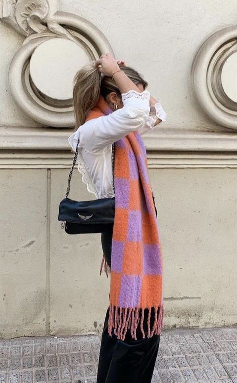 Frio Outfits, Style A Blanket Scarf, Scarf Outfit Ideas, Blanket Scarf Outfit, Argentina Fashion, Square Blanket Scarf, Scarf Outfits, Scarf Outfit Winter, Bright Outfit