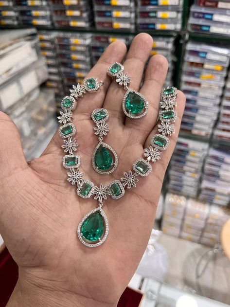 Wedding Emerald Green, Indian Wedding Necklace, Nita Ambani, Emerald Green Necklace, American Diamond Necklaces, Necklace Set Indian, Fancy Jewellery Designs, Indian Necklace, Diamond Necklace Set