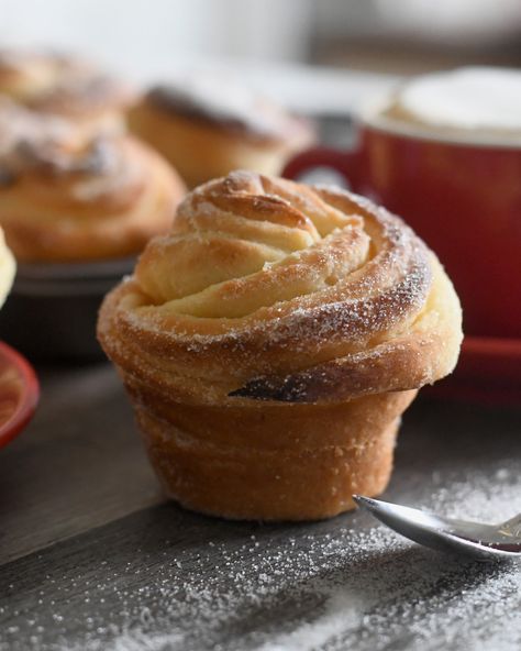 When a croissant meets a muffin amazing things happen Cruffin Recipe, No Calorie Foods, Bread Recipes Homemade, Things Happen, Bread Rolls, Cakepops, Muffin Recipes, Homemade Bread, Croissant