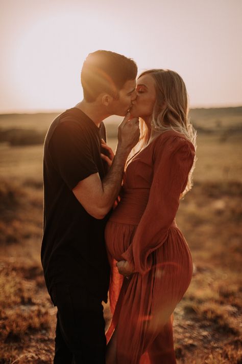 Maternity Photos With Golden Retriever, Autumn Maternity Shoot Fall Pictures, Maternity Shoot Location Ideas, Maternity Shoot Fall Ideas, Black Couple Maternity Pictures Outdoor, Maternity Photo Shoot Ideas Sunset, Spring Maternity Photos Couple, Sunset Field Maternity Pictures, Fall Maternity Photography Ideas