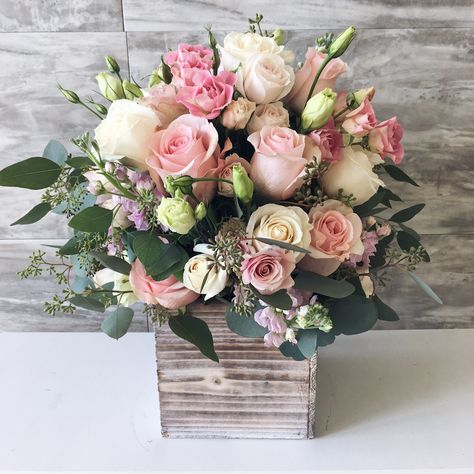 Box Arrangement, Spring Flower Arrangements, Gubahan Bunga, Spring Floral Arrangements, Flower Box Gift, Flower Arrangements Simple, Floral Arrangements Diy, Wedding Centerpieces Diy, Flower Arrangements Diy