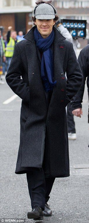 Giving a Victorian edge to his 21st century costume: Benedict looked in good spirits as he chatted to cast and crew on location Sherlock Season 3, Deerstalker Hat, Sherlock Series, Mrs Hudson, Sherlock 3, Sherlock Fandom, Benedict Cumberbatch Sherlock, 221b Baker Street, Johnlock