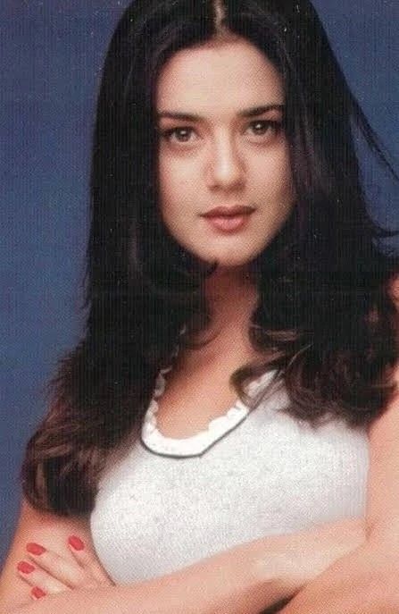 Preety Zinta 90s Outfits, Priety Zinta 90s Aesthetic, Prity Zinta 90s, Preety Zinta 90s, Priety Zinta Aesthetic, Preity Zinta Aesthetic, 2000s Bollywood Aesthetic, Desi Y2k, Preity Zinta 90s