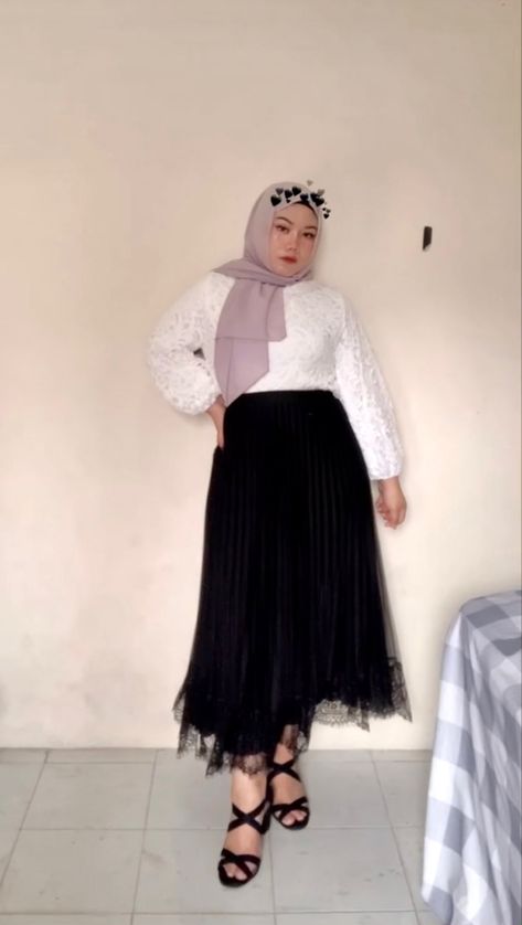 Rok tutu rample renda hitam + white blouse Ootd Rok Tutu, White Blouse, Black Skirt, Tulle Skirt, Tile, Ootd, Skirt, White, Quick Saves