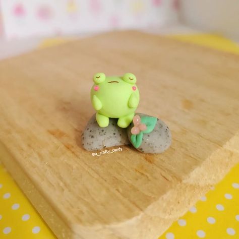 Frog Clay Charm, Cottagecore Clay Ideas, Kawaii Clay Ideas, Cottagecore Clay, Clay Challenge, Round Frog, Spring Polymer Clay, Ceramic Plates Art, Spring Cottagecore