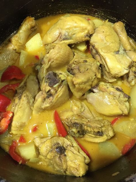 Chicken Curry (Filipino Style) Chicken Curry Filipino Style, Filipino Chicken Curry, Chicken Recipes Pinoy, Chicken Recipes Filipino, Filipino Meals, Phillipino Food, Pinoy Recipe, Philippine Cuisine, Philippines Recipes