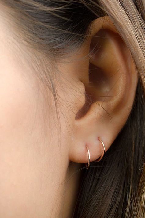 @elizabellerby Ušný Piercing, Lip Piercing Ring, Septum Piercings, Double Piercing, Rose Gold Hoop Earrings, Small Gold Hoop Earrings, Dainty Hoop Earrings, Tiny Hoop Earrings, Hammered Earrings