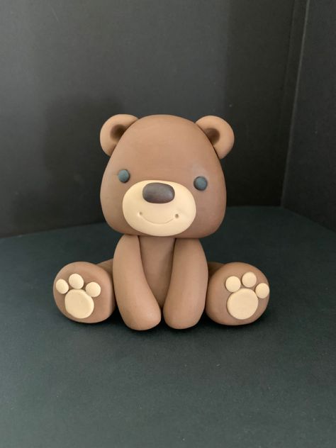 Teddy Bear Fondant Topper, Teddy Bear Clay Sculpture, Fondant Bear Topper, Brown Clay Ideas, Bear Topper Cake, Bear Clay Sculpture, Bear Clay Art, Bear Fondant Cake, Clay Teddy Bear