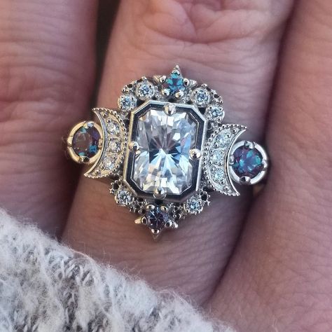 Selene Moon Goddess, Chatham Alexandrite, Lab Created Diamond Rings Engagement, Emerald Cut Moissanite, Art Deco Stil, Ring Moissanite, Moon Goddess, Awesome Things, Vintage Engagement